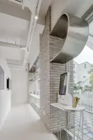 메탈 조형물이 돋보이는 아트 갤러리